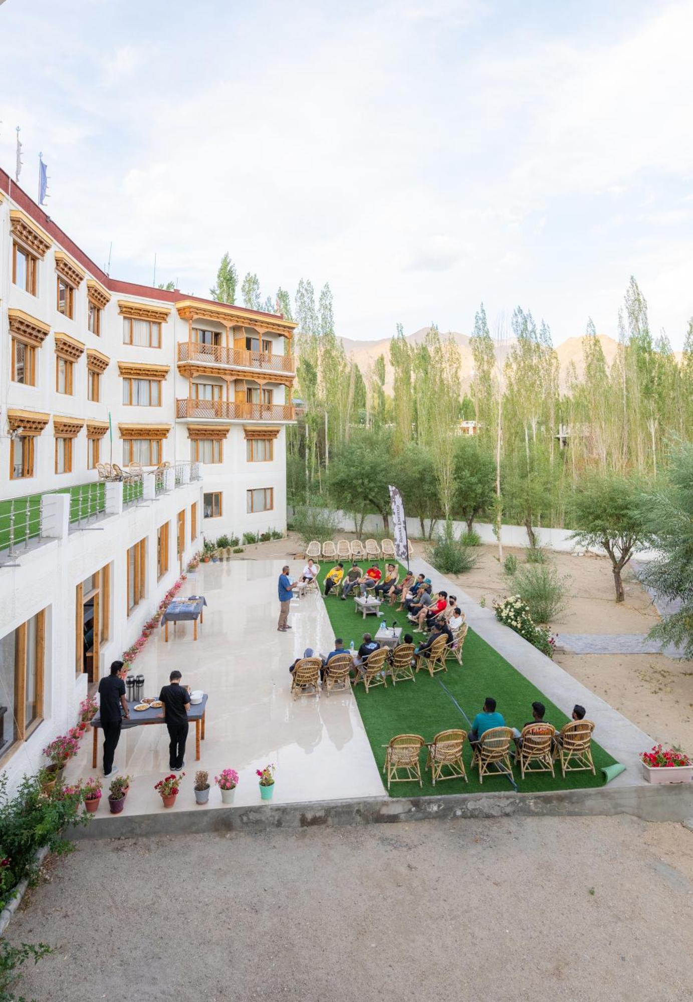 Hotel Deskitsal เลห์ ภายนอก รูปภาพ